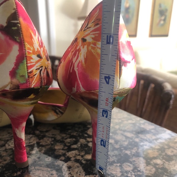 Anne Klein - Elegant, Floral, Silk timeless pumps! - Picture 2 of 5